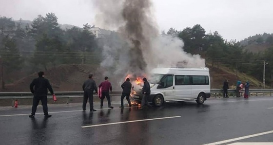 Seyir halindeki minibüste yangın