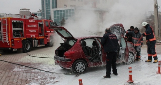 Seyir halindeki otomobil yandı, kadın sürücü gözyaşlarını tutamadı