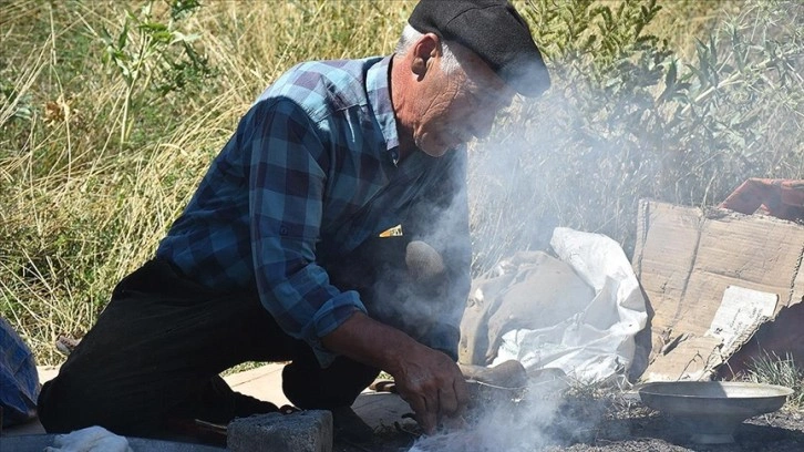 Seyyar kalaycı körüğünü sırtında her yere taşıyor