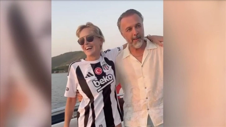 Sharon Stone'a Bodrum'da Beşiktaş forması hediye edildi