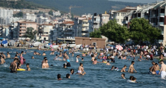 Sıcaktan bunalanlar denize koştu