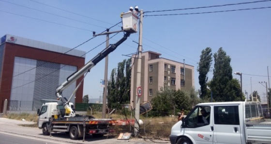 Sıcaktan kopan elektrik teli yangın çıkardı