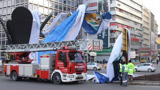 Şiddetli rüzgar binaya asılı reklam afişini uçurdu