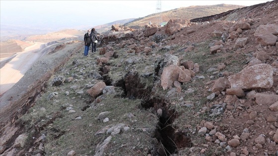 Siirt depreminin ardından oluşan derin yarıklar görüntülendi