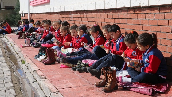 Siirt'te 1500 öğrenci aynı anda kitap okudu