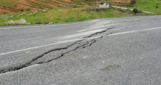 Siirt'te aşırı yağışlardan dolayı karayolunda çatlak meydana geldi