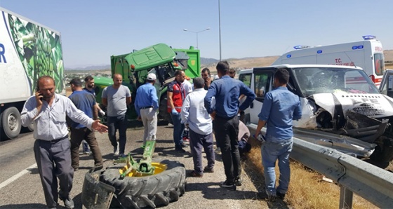 Siirt'te traktör ile minibüs çarpıştı: 6 yaralı