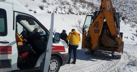 Siirt’te yolda mahsur kalan aile için ekipler seferber oldu