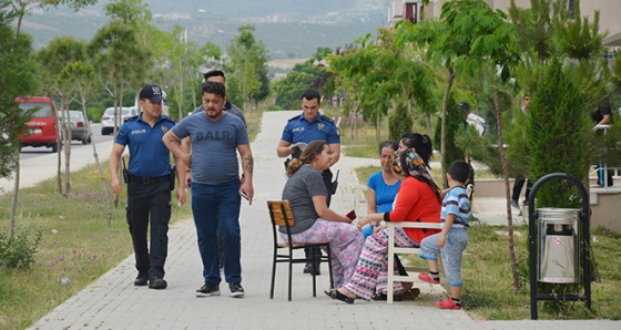 Silah sesini duyan kendini sokağa attı