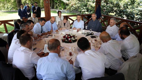 'Silahlı darbe girişimine pabuç bırakmadan dimdik ayaktayız'