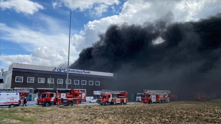 Silivri'de fabrikada çıkan yangına ekipler müdahale ediyor