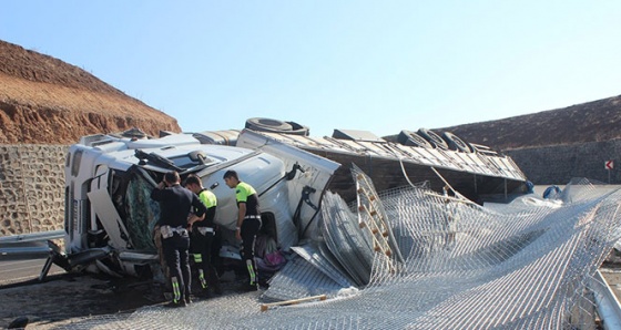 Silopi’de demir yüklü kamyon devrildi: 1 ölü, 1 yaralı