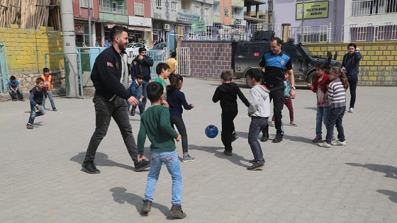 Silopi'de polisler ve çocuklar futbol oynadı