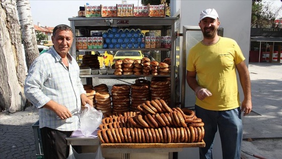 Simitçi baba ve oğulun hastane önünde 'ekmek' mesaisi