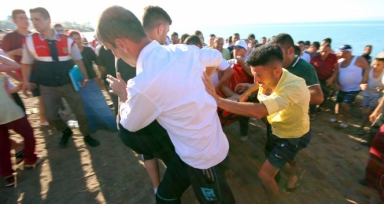 Simitle yüzerken göle düşen kızını kurtaran baba kendisi boğuldu