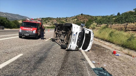 Sınava giden öğrencileri taşıyan minibüs kaza yaptı: 9 yaralı