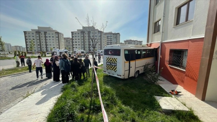 Sincan'da okul servis aracının evin duvarına çarpması sonucu 11 kişi yaralandı