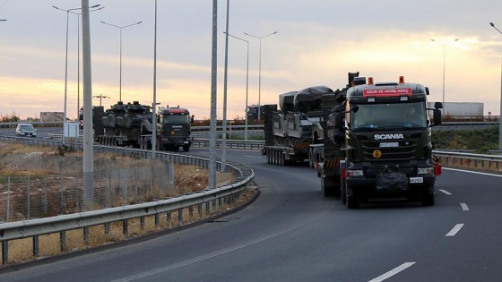 Sınıra sevk edilen zırhlı araçlar Şanlıurfa'dan geçti