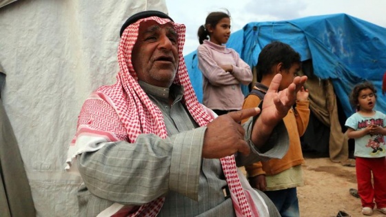 Sınırda kurdukları çadırlarda ülkelerine dönmeyi bekliyorlar