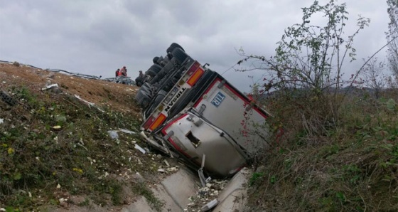 Sinop'ta TIR devrildi: 1 yaralı