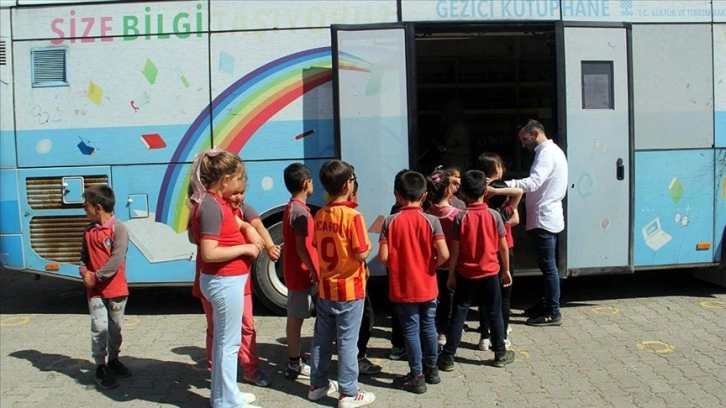 Sinop'ta 31 yıldır yollarda olan Gezici Kütüphane çocukları kitaplarla buluşturuyor