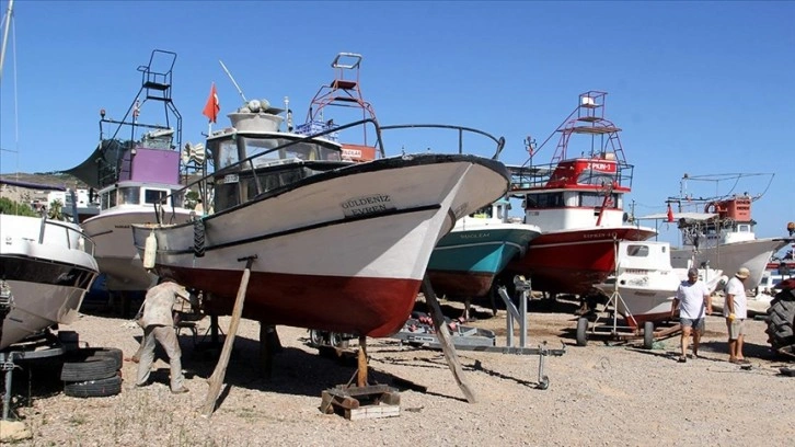 Sinop'ta balıkçılar son rötuşları yaptıkları teknelerini av sezonuna hazırlıyor