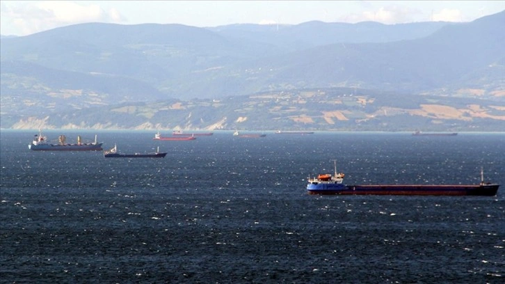 Sinop'ta kuvvetli rüzgar nedeniyle gemiler limana sığındı