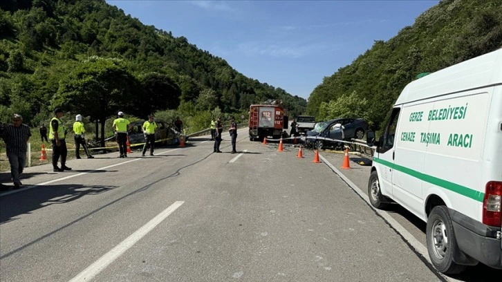 Sinop'ta otomobil ile hafif ticari aracın çarpışması sonucu 4 kişi öldü, 2 kişi yaralandı