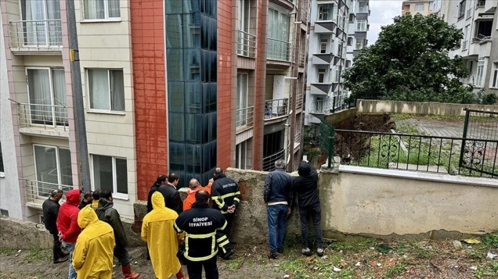 Sinop'ta sağanak sebebiyle istinat duvarı yıkıldı, bazı yollarda hasar oluştu