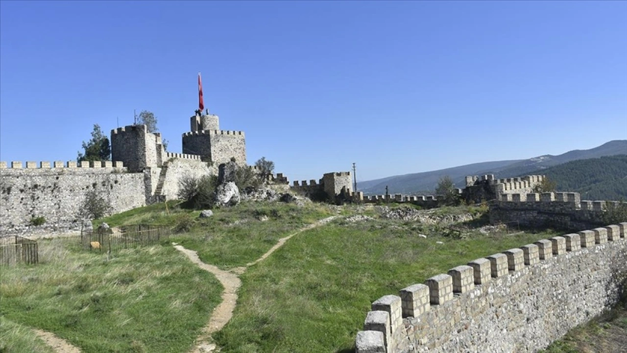 Sinop'ta sarp kayalıklar üzerine kurulu Boyabat Kalesi dikkat çekiyor