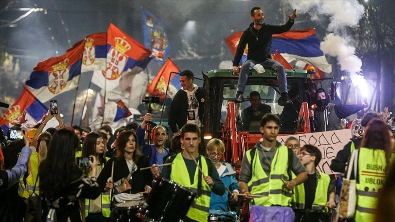 Sırbistan'da bugünkü gösteri öncesinde binlerce öğrenci başkent Belgrad'a geldi