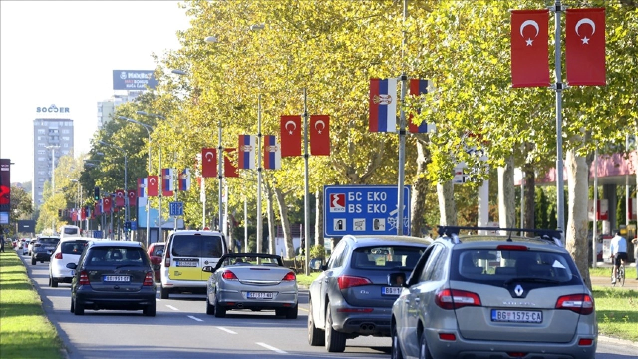 Sırbistan'ın başkenti Belgrad, Cumhurbaşkanı Erdoğan'ın ziyareti öncesi bayraklarla donatıldı