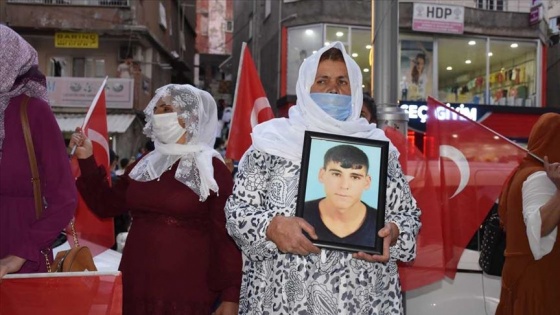 Şırnak'ta yakınları dağa kaçırılan aileler HDP binası önünde eylem yaptı