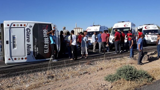 Şırnak'ta yolcu otobüsü ve minibüs devrildi