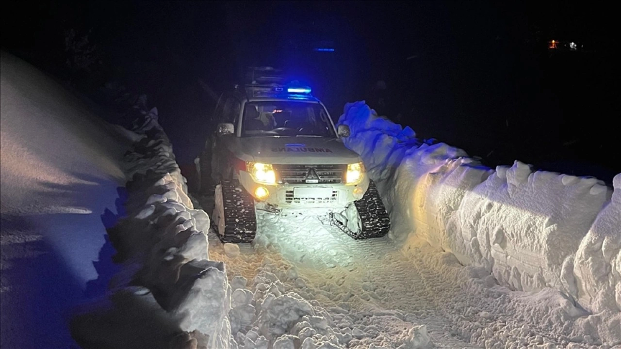 Şırnak'ta yolu kardan kapanan köyde rahatsızlanan kişi paletli ambulansla hastaneye ulaştırıldı