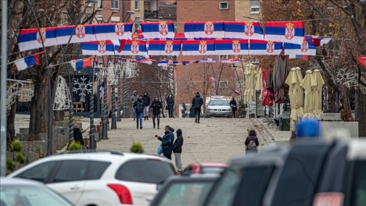 Sırplar Kosova'nın kuzeyinde yeni bir barikat kurdu