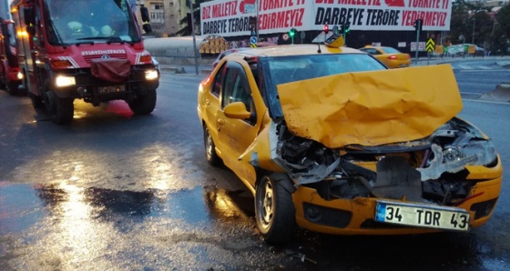 Şişli’de taksi tur otobüsüne çarptı: 1 yaralı