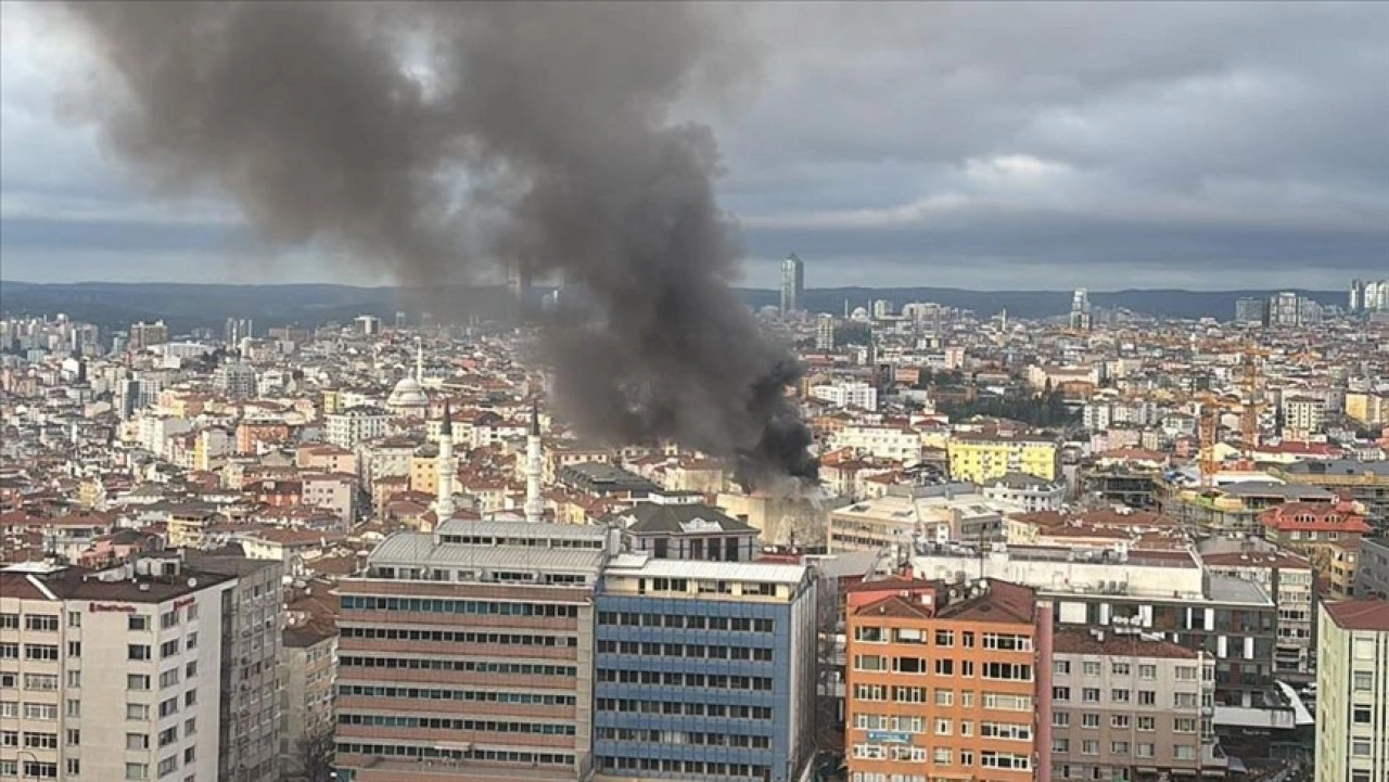 Şişli'de yıkım işlemi yapılan binada çıkan yangına müdahale ediliyor