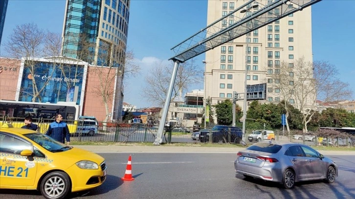 Şişli'de yön tabelası direğinin devrilme tehlikesine karşı Büyükdere Caddesi trafiğe kapatıldı