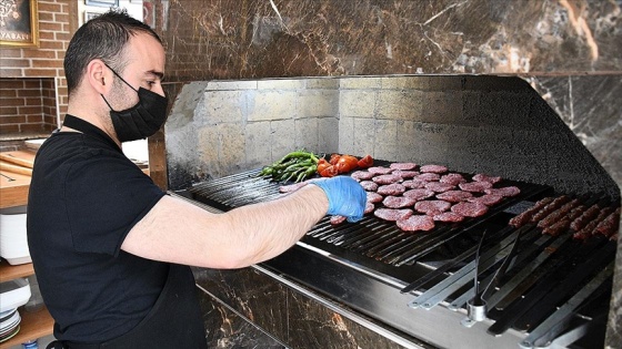 Sivas'ın tescilli köftesi paket servisle iftar sofralarına ulaştırılıyor