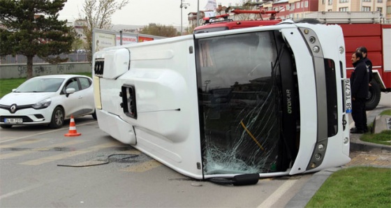 Sivas'ta askeri midibüs devrildi