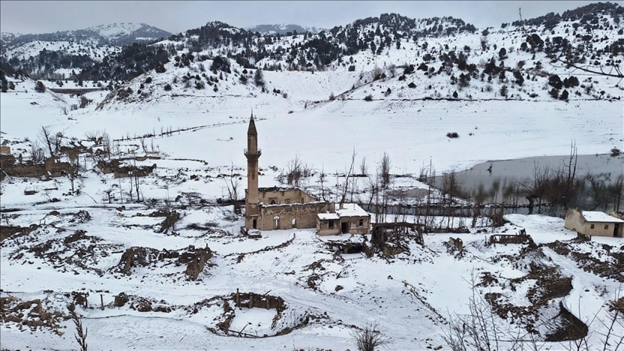 Sivas'ta baraj altında kalan köy, sular çekilince karla kaplandı