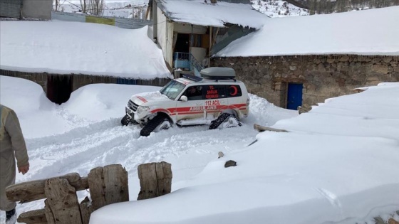 Sivas'ta filyasyon ekipleri aşı yapmak için karlı yolları paletli ambulanslarla aşıyor