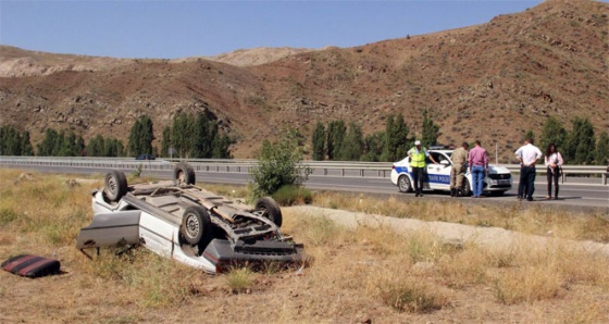 Sivas'ta hurdaya dönen araçtan sağ çıktılar