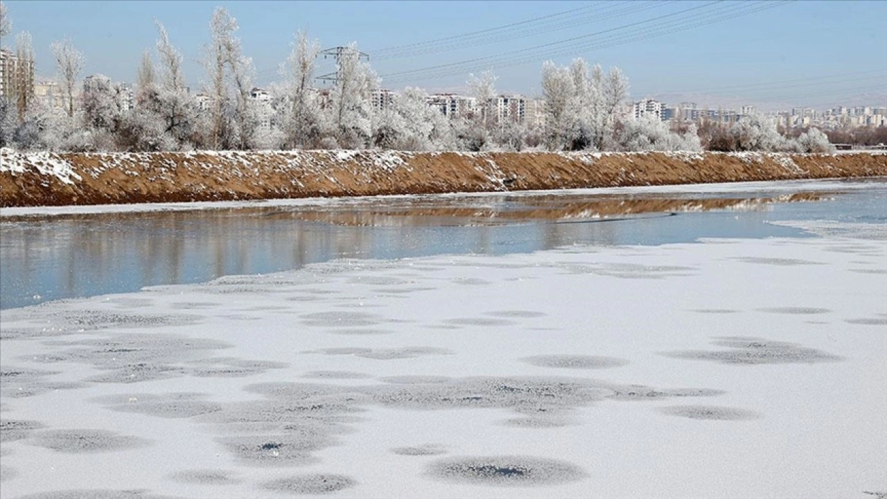 Sivas'ta Kızılırmak Nehri'nin bir bölümü buz tuttu