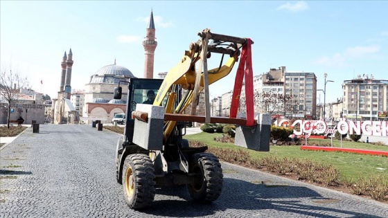 Sivas'ta Kovid-19 önlemleri kapsamında kent meydanındaki banklar kaldırıldı