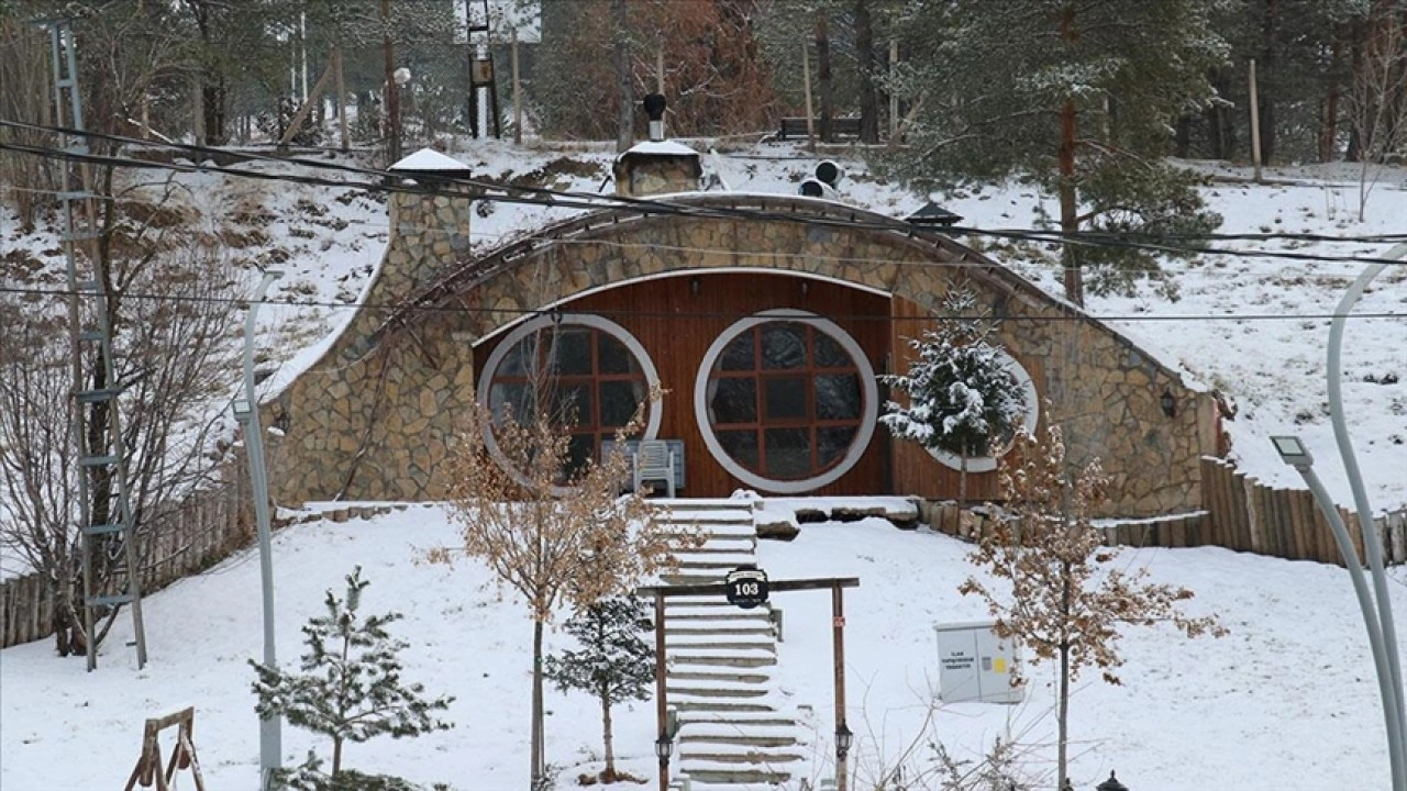 Sivas'taki "Hobbit Evleri" kar yağışının ardından güzel görüntü oluşturdu