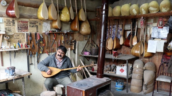 Sivaslı bağlama ustası, Aşık Veysel&#039;in 107 yıllık bağlamasından ilham alarak saz üretiyor