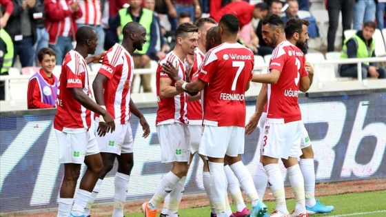 Sivasspor 3 puanı 3 golle aldı