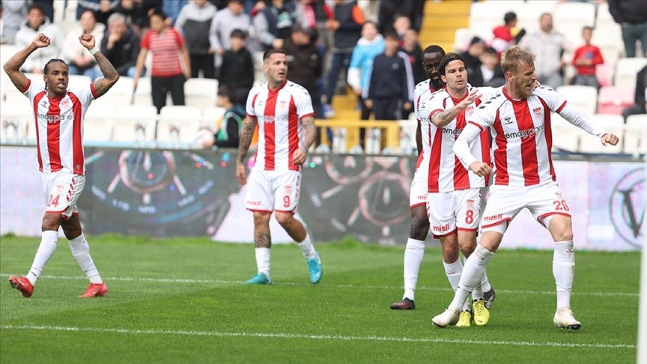 Sivasspor, kendi sahasında Antalyaspor'u 2-0 yendi